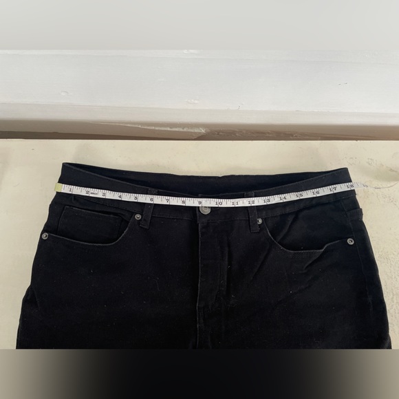 4/25 Black Time & Tru Cuffed Jean Capris - Picture 3 of 7